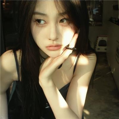 在深渊里凝视她